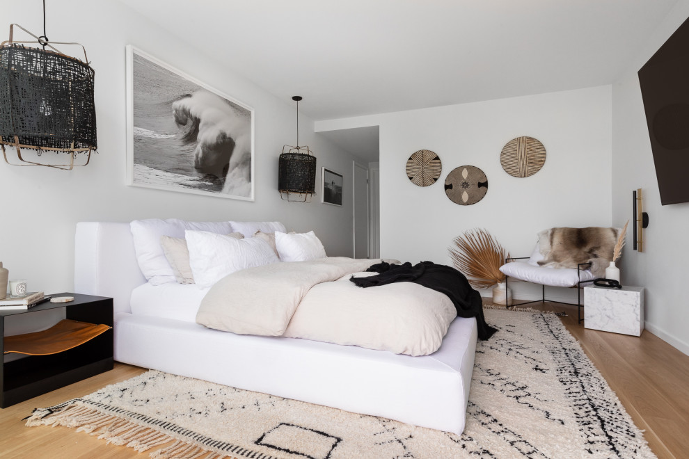 Источник вдохновения для домашнего уюта: большая хозяйская спальня в морском стиле с белыми стенами, паркетным полом среднего тона и коричневым полом без камина