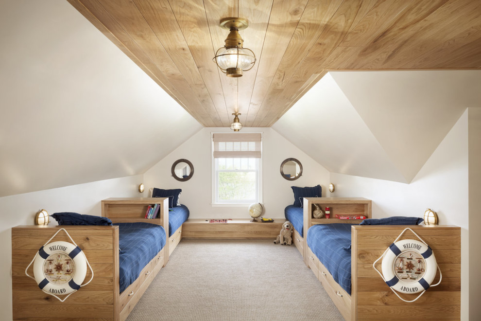Maritimes Schlafzimmer im Dachboden mit weißer Wandfarbe und Teppichboden in Portland Maine