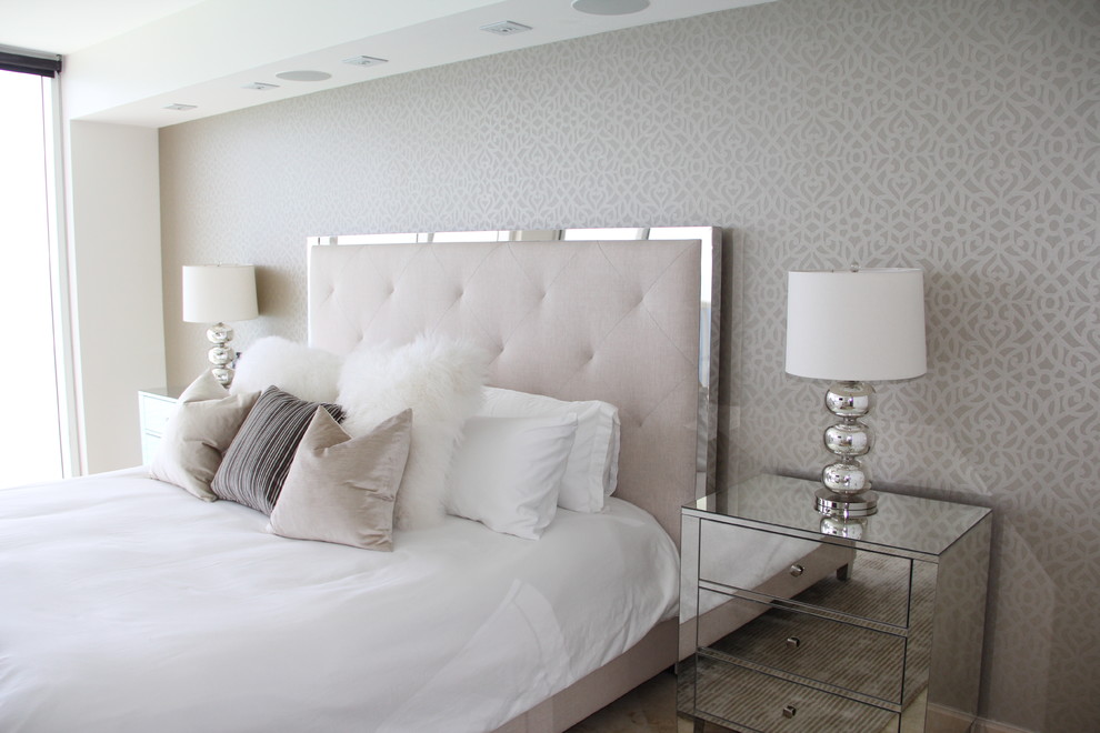 Ejemplo de dormitorio principal actual de tamaño medio sin chimenea con paredes grises y suelo de mármol