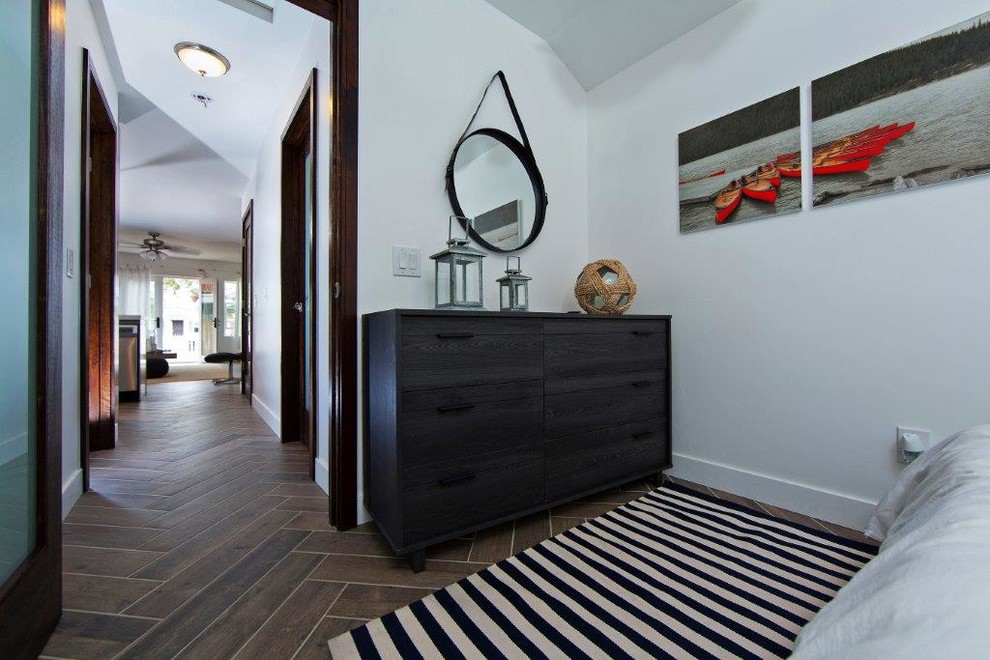 Mittelgroßes Maritimes Hauptschlafzimmer ohne Kamin mit weißer Wandfarbe, Porzellan-Bodenfliesen und braunem Boden in San Diego