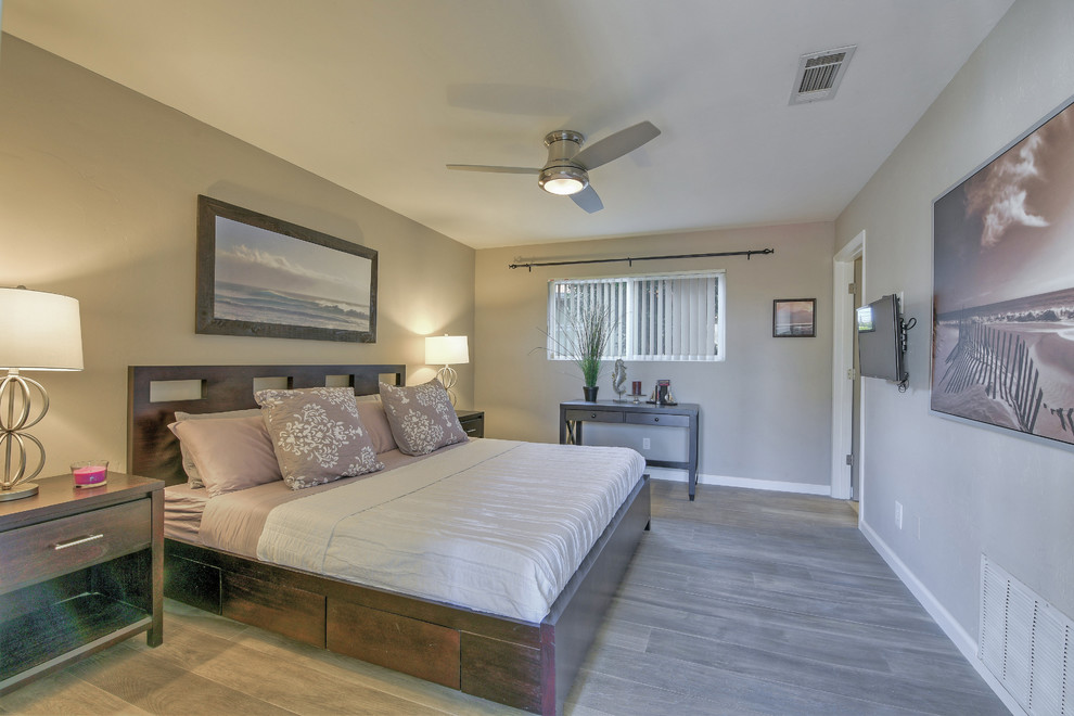 Стильный дизайн: спальня среднего размера на антресоли в современном стиле с серыми стенами, светлым паркетным полом и серым полом без камина - последний тренд