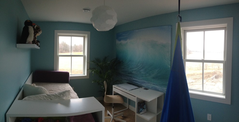 Cette photo montre une petite chambre chic avec un mur bleu et aucune cheminée.