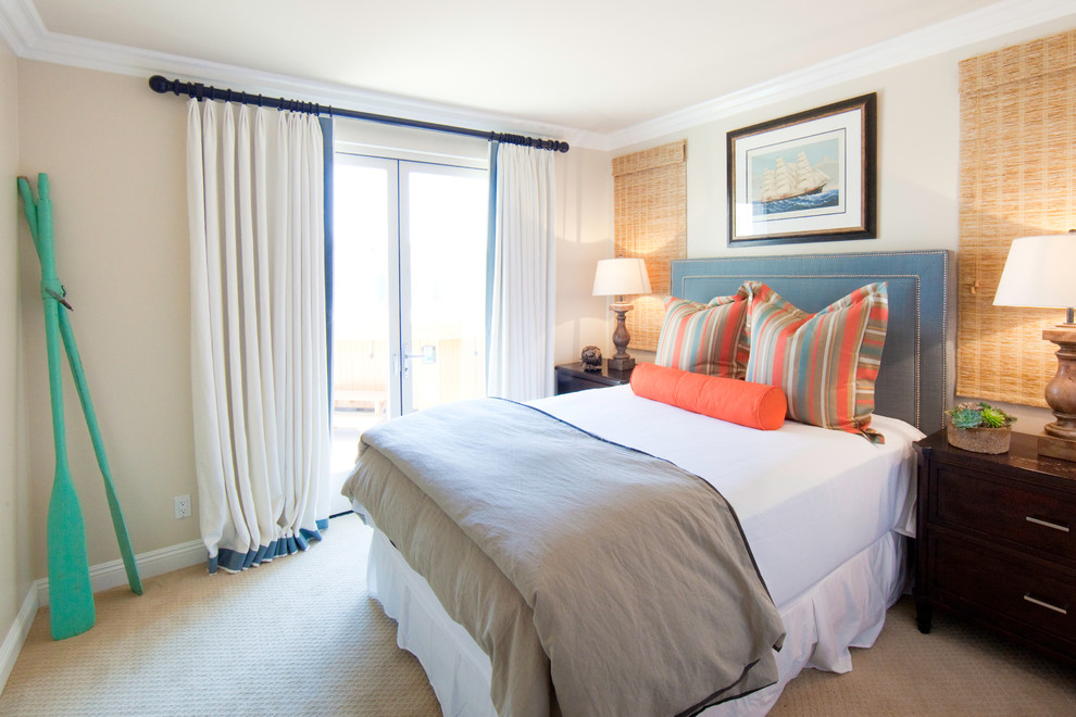 Идея дизайна: гостевая спальня (комната для гостей), среднего размера в морском стиле с серыми стенами и ковровым покрытием