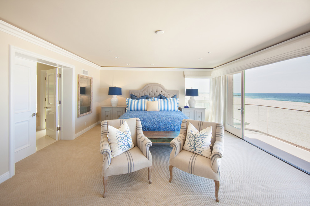 На фото: большая хозяйская спальня в морском стиле с серыми стенами и ковровым покрытием с