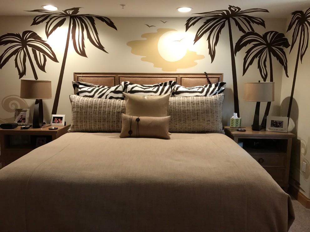 На фото: спальня среднего размера в морском стиле с бежевыми стенами и ковровым покрытием с
