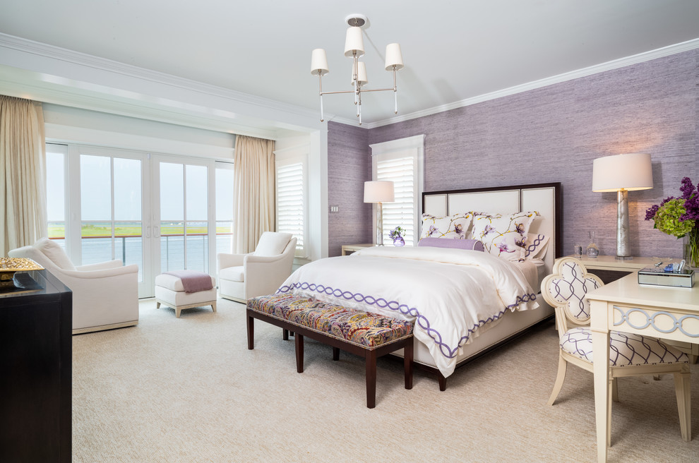 Пример оригинального дизайна: большая хозяйская спальня в морском стиле с фиолетовыми стенами, ковровым покрытием и бежевым полом