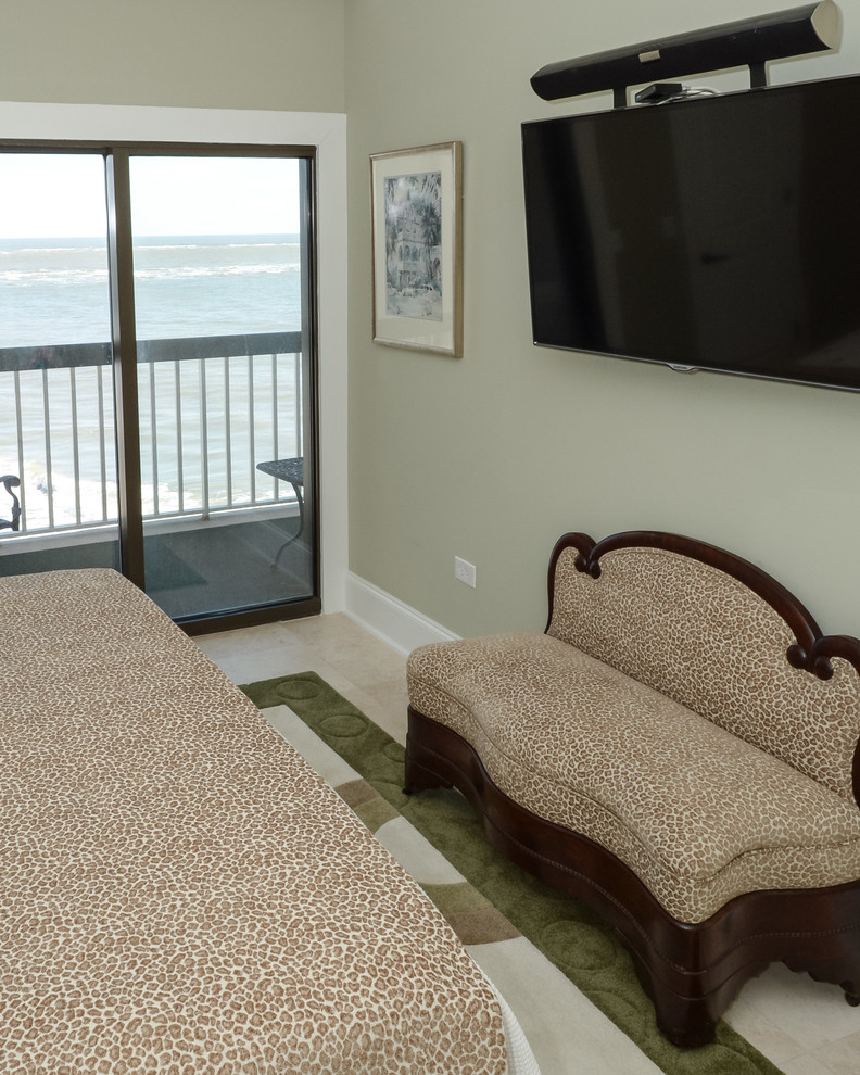 Ejemplo de habitación de invitados marinera de tamaño medio sin chimenea con paredes beige y suelo de madera clara