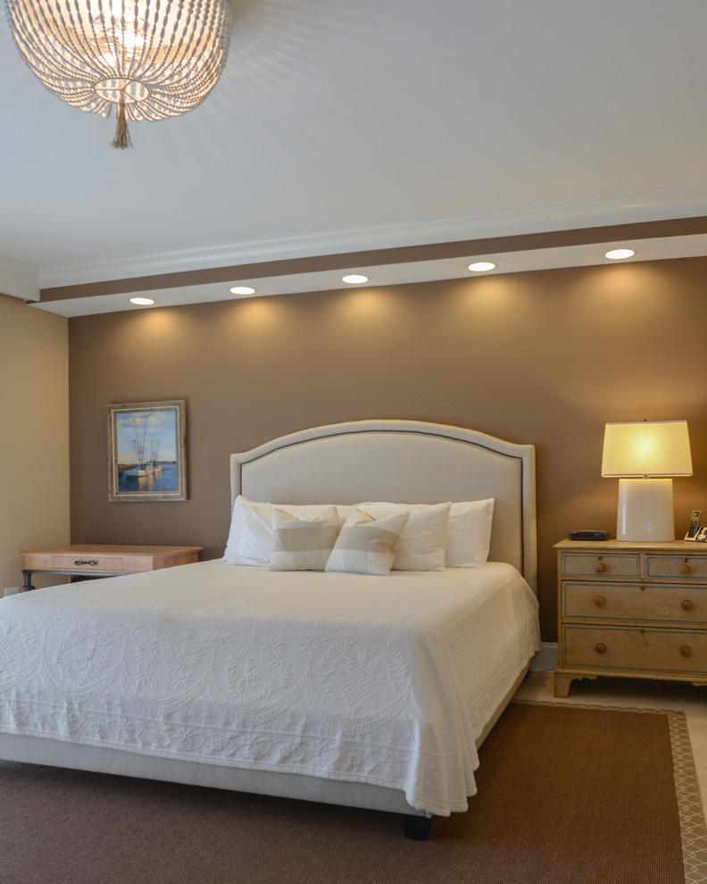 Foto de dormitorio principal costero de tamaño medio sin chimenea con paredes marrones y moqueta