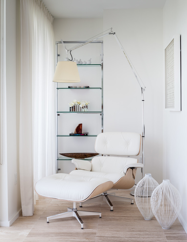 Diseño de habitación de invitados nórdica pequeña sin chimenea con paredes blancas y suelo de madera clara