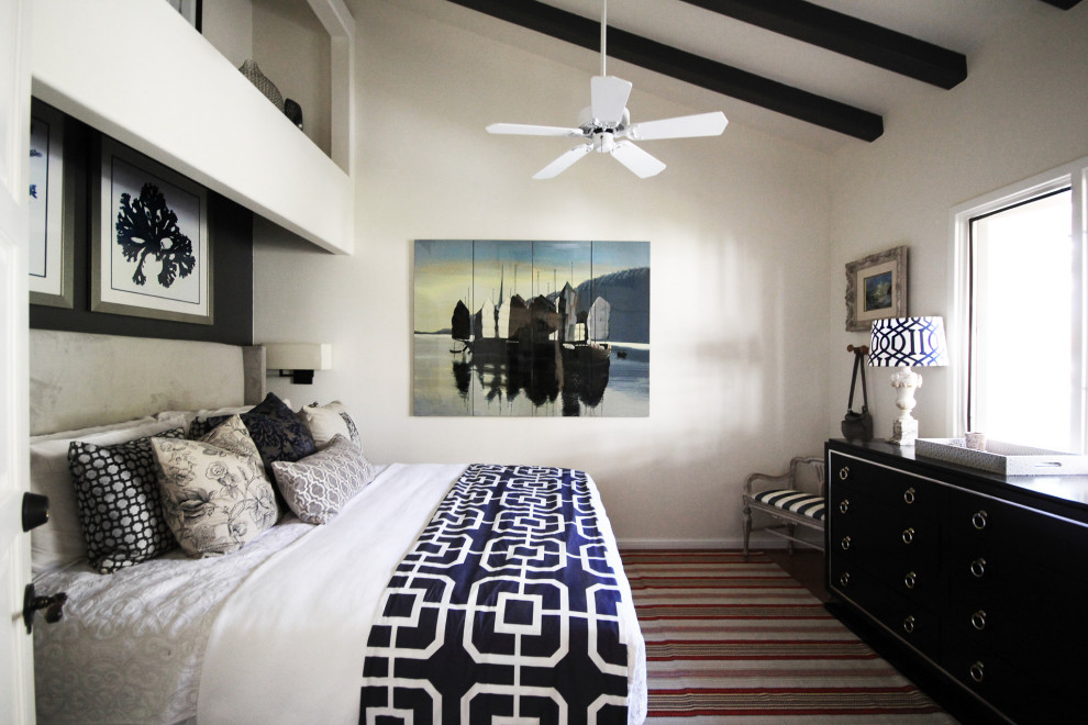 Idée de décoration pour une chambre d'amis marine avec un mur blanc, un sol en marbre, un sol blanc et un plafond voûté.