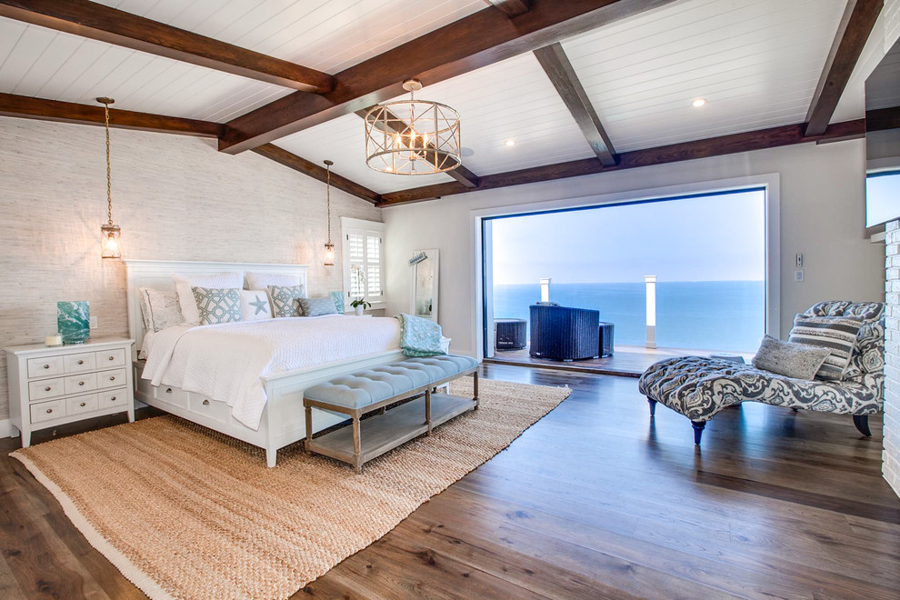 Esempio di un'ampia camera matrimoniale stile marino con pareti multicolore, pavimento in legno massello medio e pavimento marrone