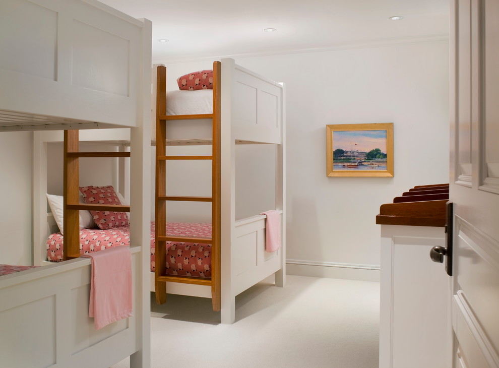 Imagen de habitación de invitados costera con paredes blancas y moqueta