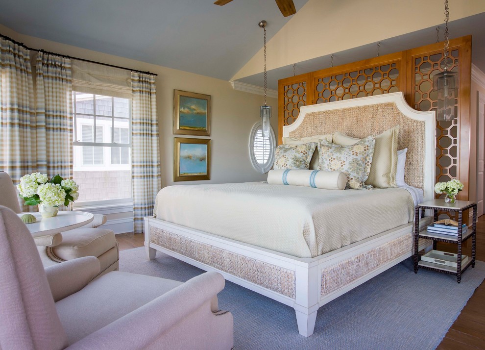 Imagen de dormitorio principal marinero con paredes beige y suelo de madera en tonos medios