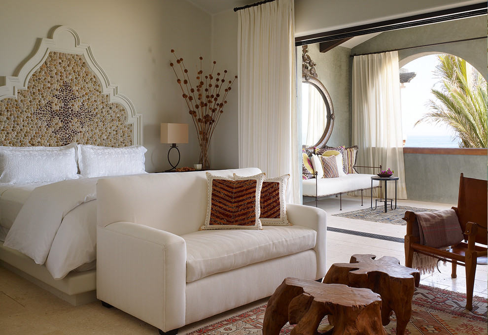 Свежая идея для дизайна: спальня в средиземноморском стиле с белыми стенами без камина - отличное фото интерьера