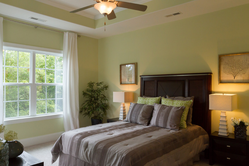Maritimes Hauptschlafzimmer ohne Kamin mit grüner Wandfarbe und Teppichboden in Sonstige