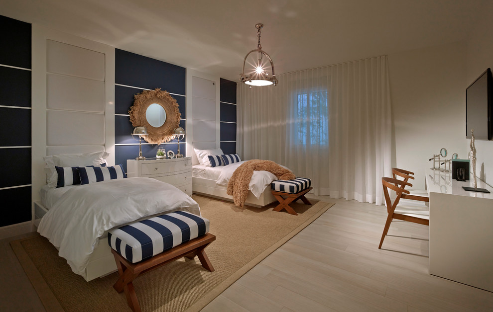 マイアミにあるビーチスタイルのおしゃれな客用寝室 (白い壁、淡色無垢フローリング) のレイアウト