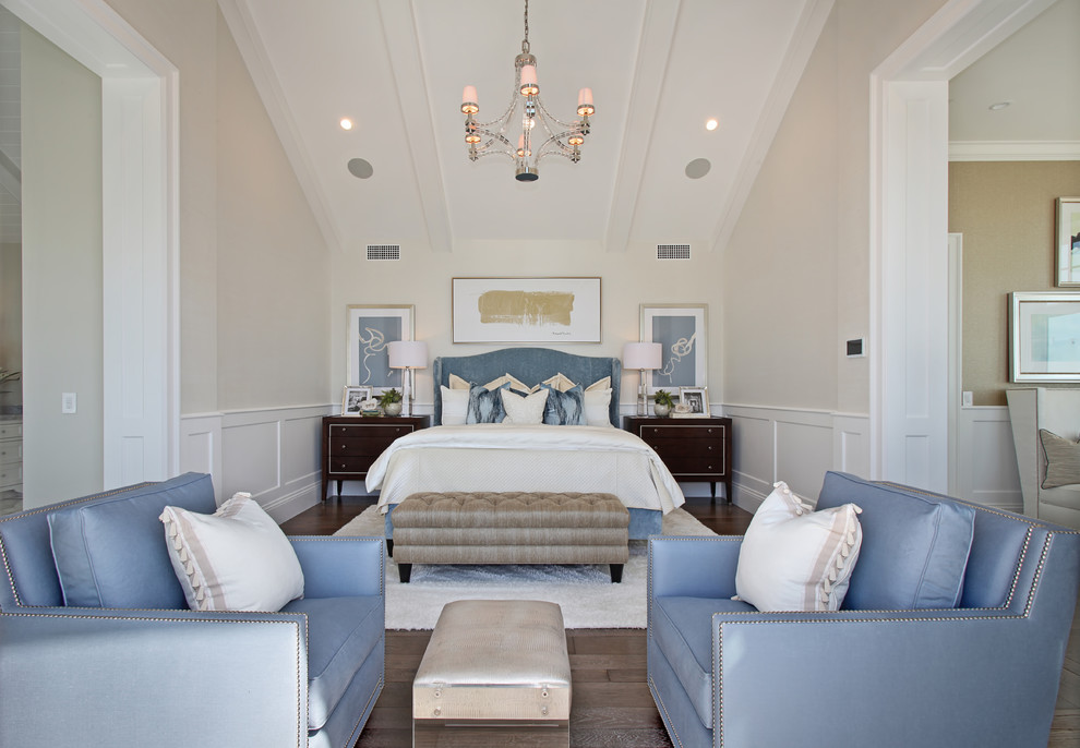 Maritimes Gästezimmer mit weißer Wandfarbe und braunem Holzboden in Orange County