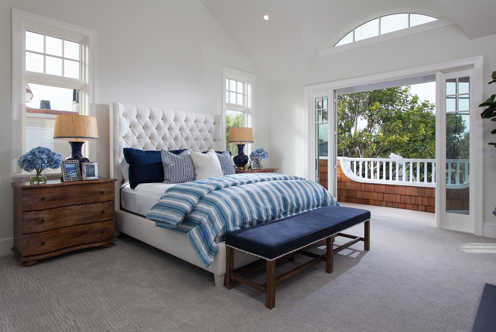 Maritimes Hauptschlafzimmer mit weißer Wandfarbe und Teppichboden in Orange County
