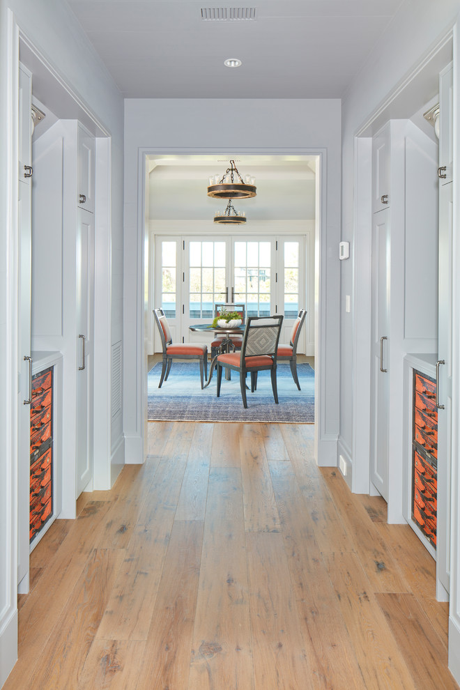 Diseño de habitación de invitados marinera grande con paredes blancas y suelo de madera en tonos medios