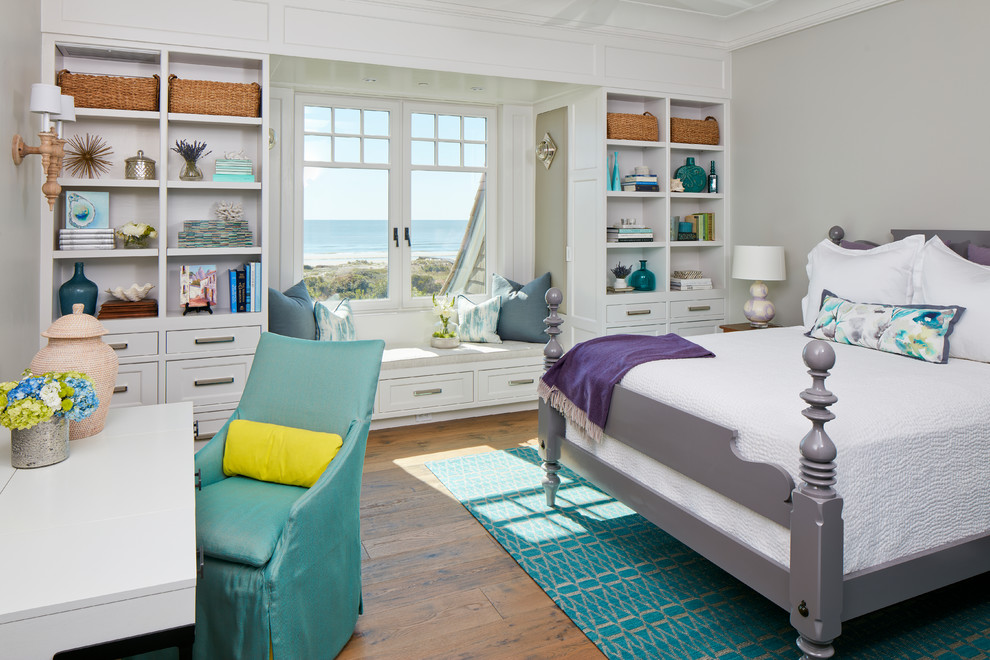 Mittelgroßes Maritimes Gästezimmer ohne Kamin mit grauer Wandfarbe und braunem Holzboden in Charleston