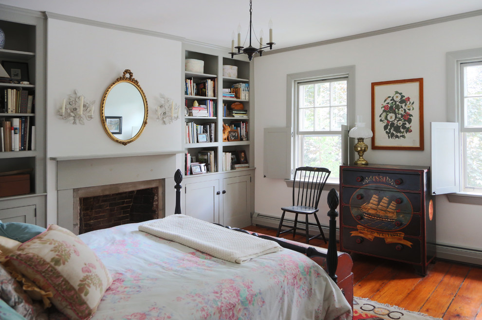 Cette image montre une chambre traditionnelle avec un mur blanc et une cheminée standard.