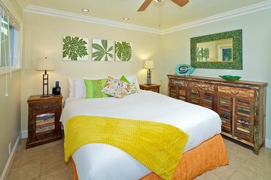 Foto di un'ampia camera matrimoniale stile marino con pareti beige e pavimento in travertino