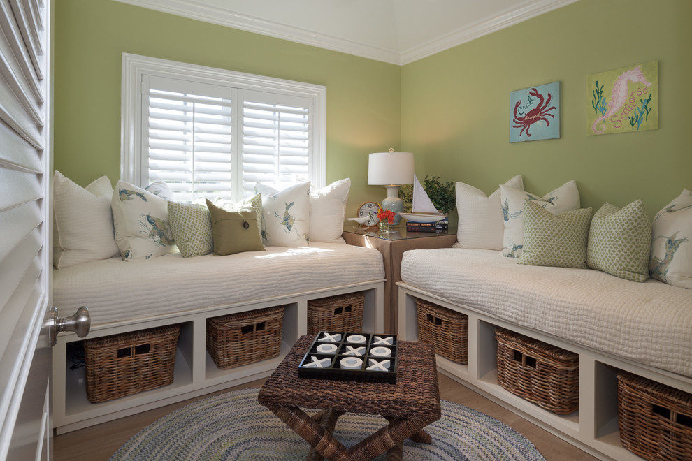 Esempio di una camera degli ospiti tropicale di medie dimensioni con pareti verdi, parquet chiaro e nessun camino