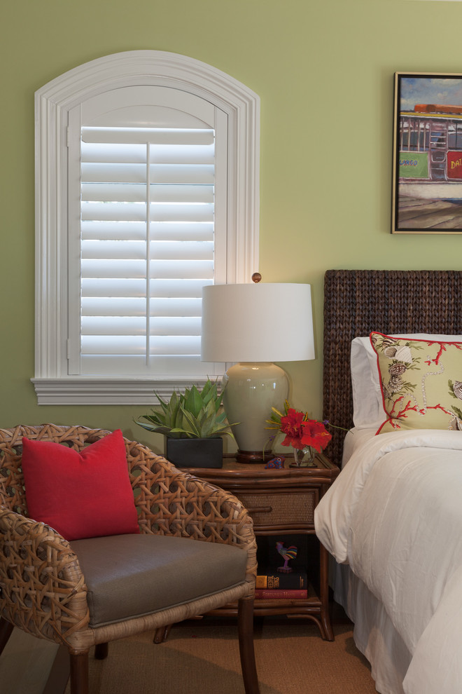 Foto de dormitorio principal tropical de tamaño medio sin chimenea con paredes verdes y suelo de madera clara