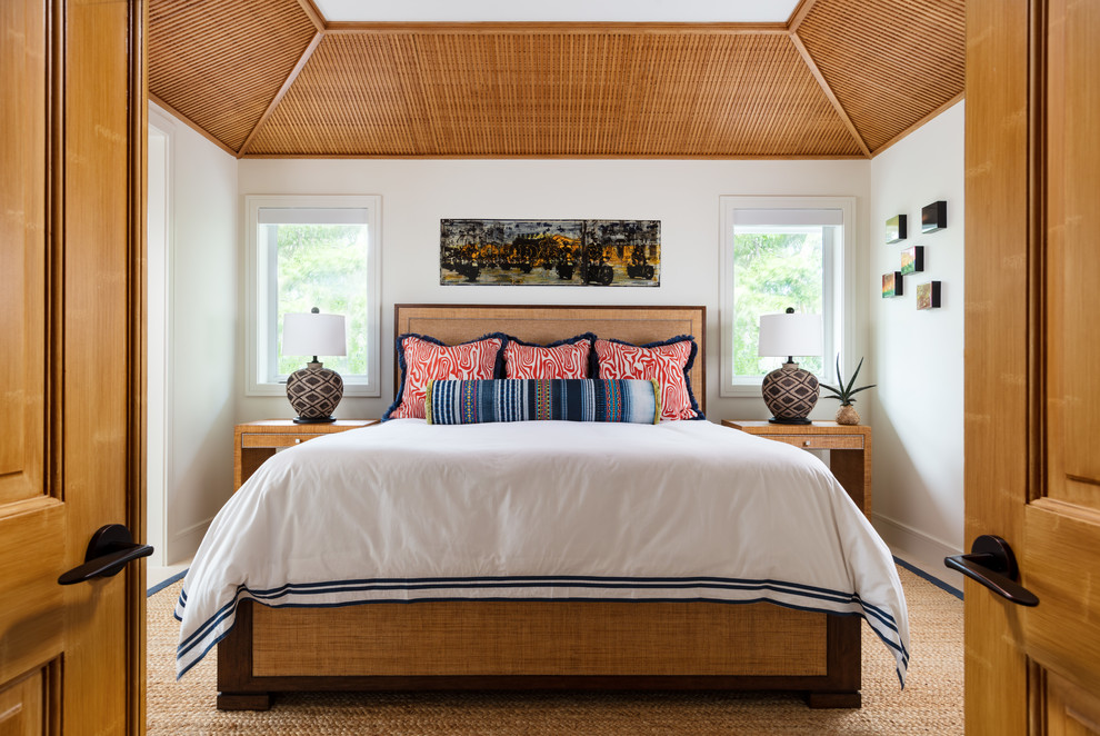 マイアミにあるトロピカルスタイルのおしゃれな寝室 (白い壁、ベージュの床)