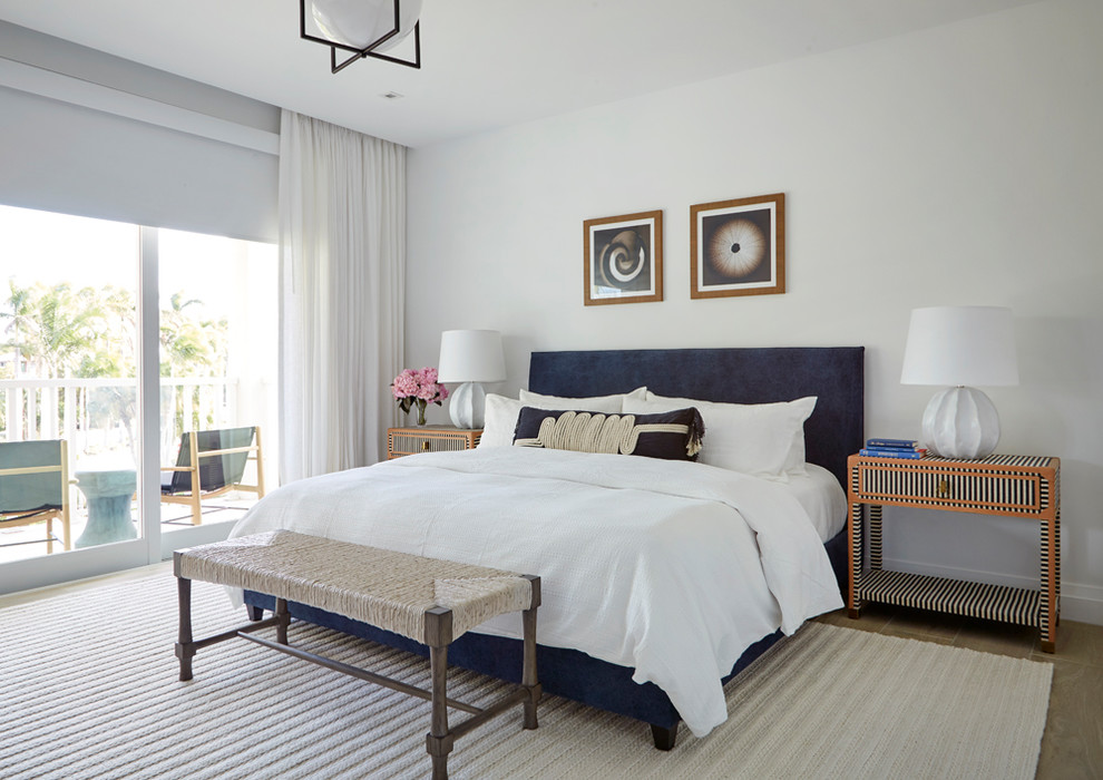 Foto di una camera da letto costiera con pareti bianche e pavimento beige