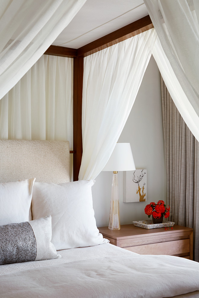 Стильный дизайн: огромная хозяйская спальня в морском стиле с белыми стенами - последний тренд