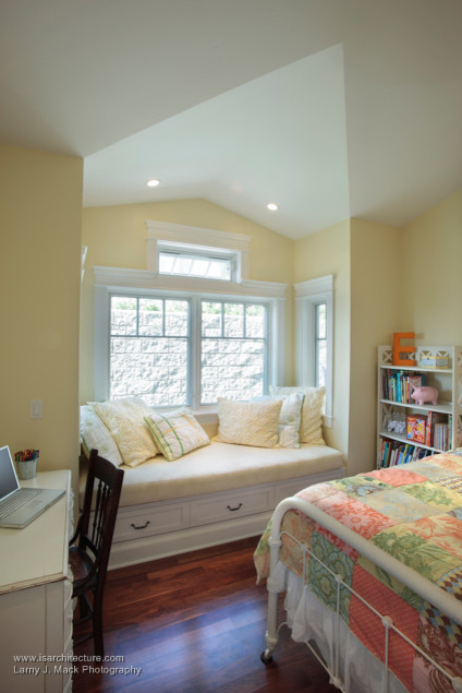 Uriges Schlafzimmer mit gelber Wandfarbe und dunklem Holzboden in San Diego