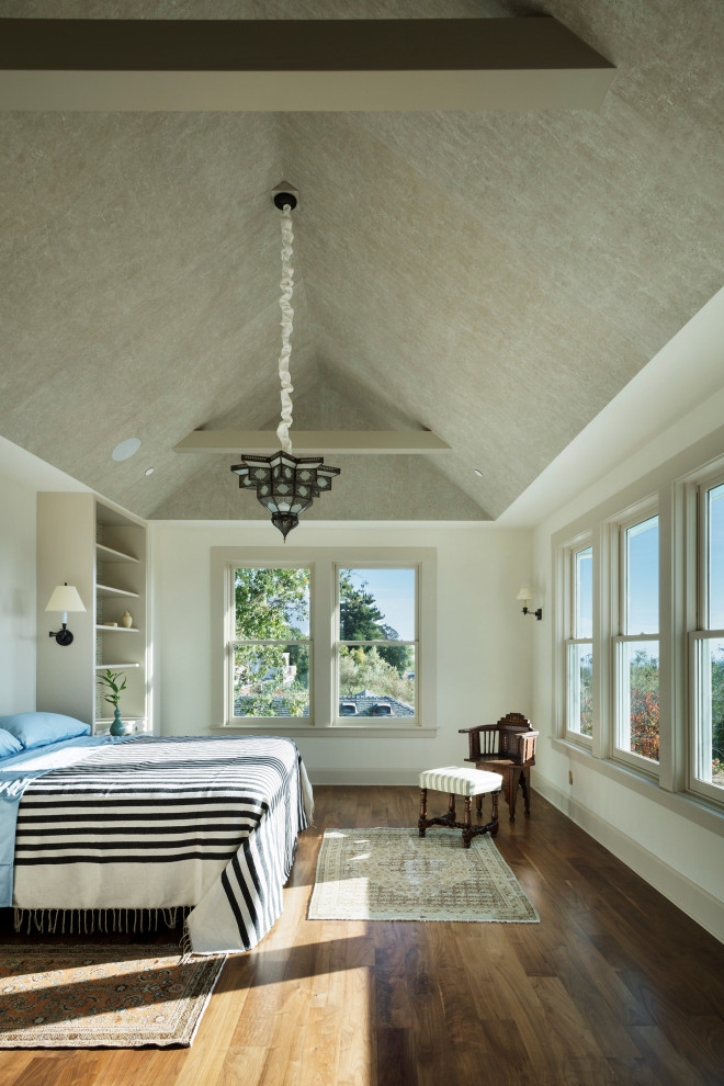 Maritimes Schlafzimmer mit weißer Wandfarbe, dunklem Holzboden, braunem Boden, gewölbter Decke und Tapetendecke in Sonstige