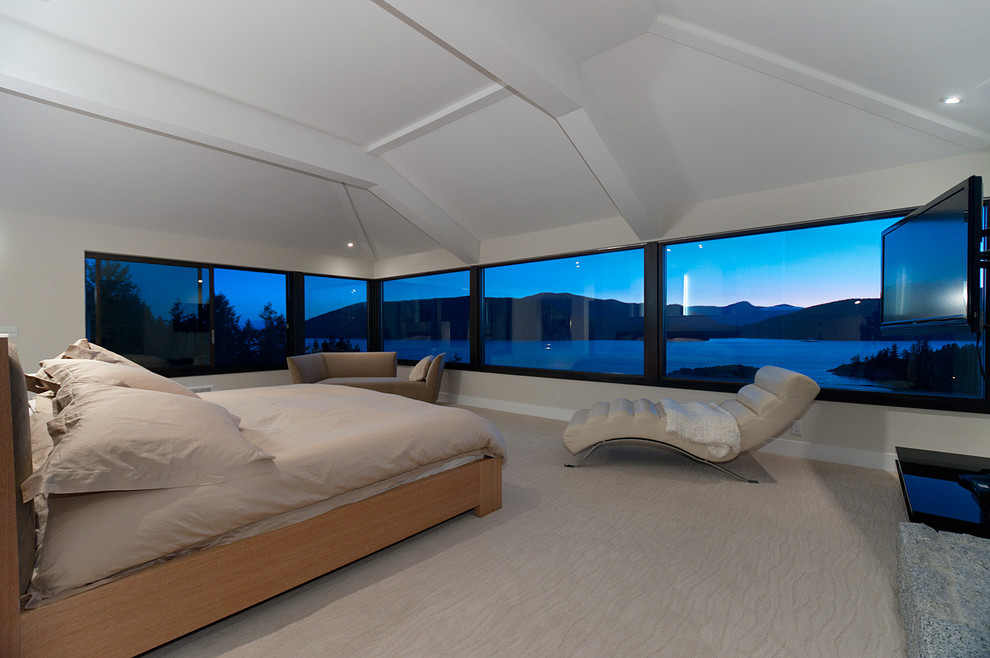 Großes Modernes Hauptschlafzimmer mit weißer Wandfarbe, Teppichboden, Kamin und Kaminumrandung aus Stein in Vancouver
