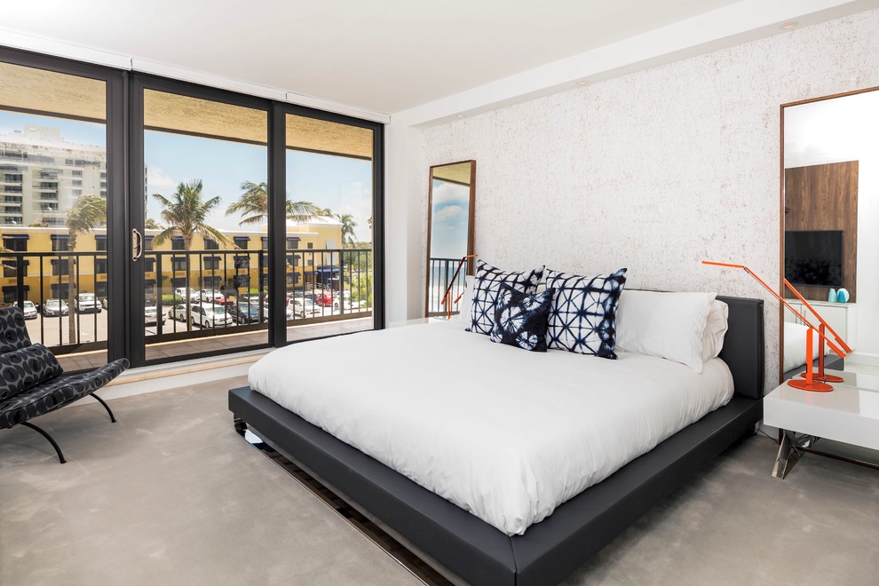 Идея дизайна: гостевая спальня среднего размера, (комната для гостей) в современном стиле с белыми стенами, ковровым покрытием и серым полом