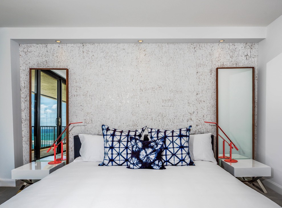 Mittelgroßes Modernes Gästezimmer mit weißer Wandfarbe, Teppichboden und grauem Boden in Miami