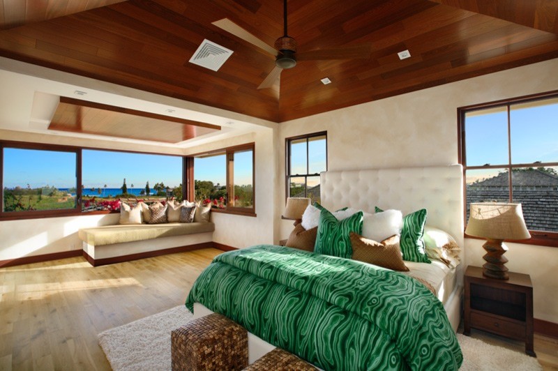 ハワイにある巨大なトロピカルスタイルのおしゃれな主寝室 (ベージュの壁、淡色無垢フローリング) のレイアウト