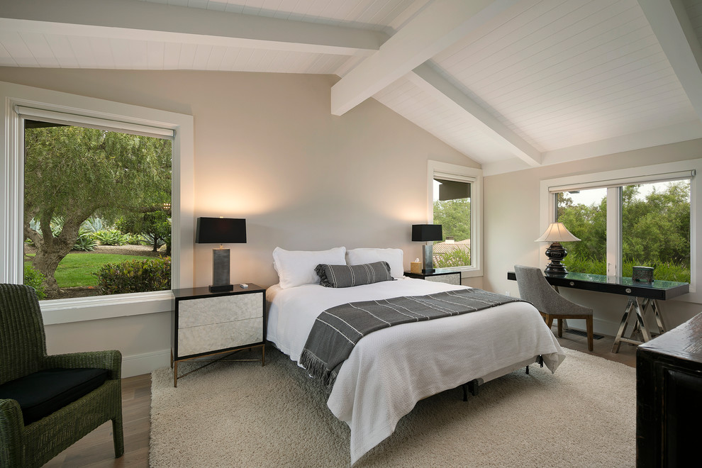 Idee per una grande camera da letto classica con pareti beige, parquet scuro e pavimento marrone