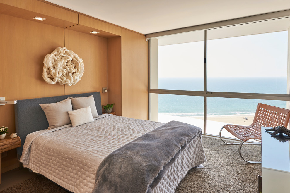 ロサンゼルスにある中くらいなビーチスタイルのおしゃれな客用寝室 (茶色い壁、カーペット敷き、グレーの床、グレーとブラウン) のレイアウト