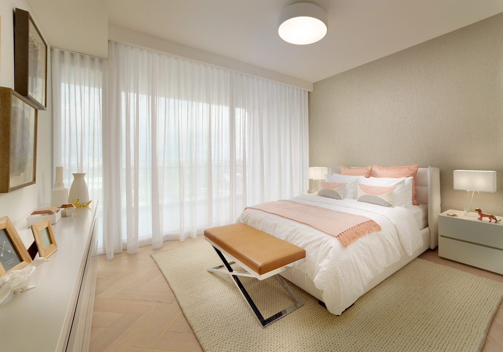 Immagine di una camera degli ospiti minimalista di medie dimensioni con pareti beige