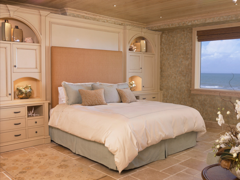 Ispirazione per una camera da letto contemporanea con pareti beige