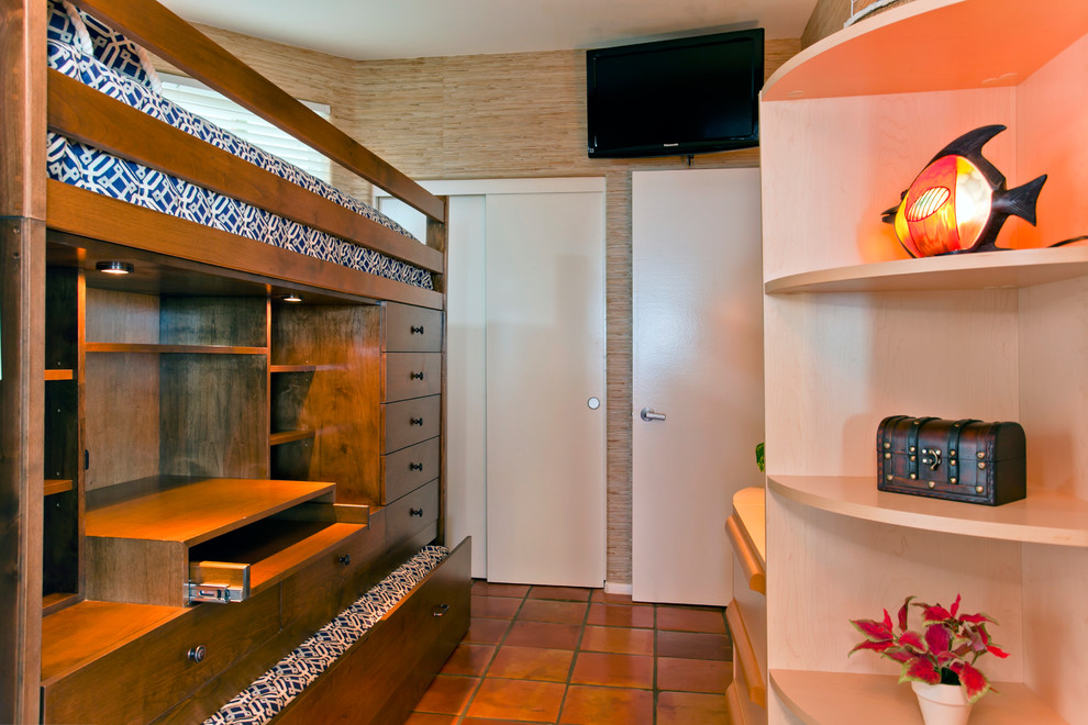 Diseño de habitación de invitados tropical pequeña sin chimenea con paredes beige y suelo de baldosas de terracota