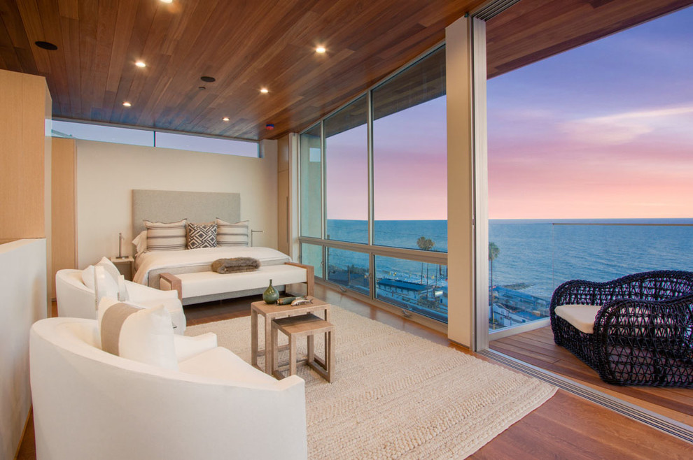 Modernes Hauptschlafzimmer mit beiger Wandfarbe und braunem Holzboden in Los Angeles