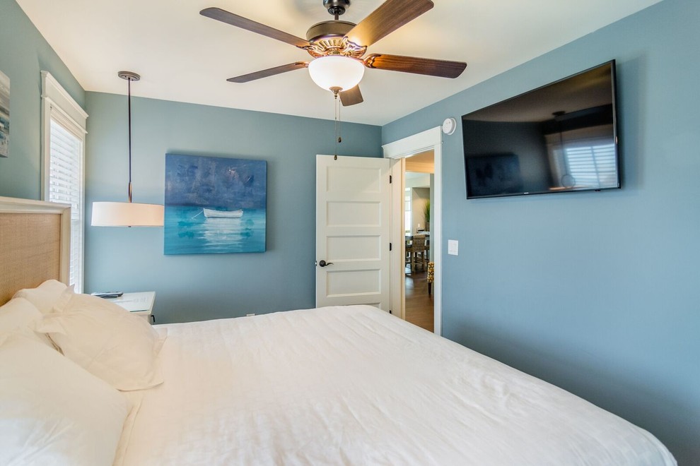 Стильный дизайн: гостевая спальня среднего размера, (комната для гостей) в морском стиле с синими стенами, темным паркетным полом и коричневым полом без камина - последний тренд