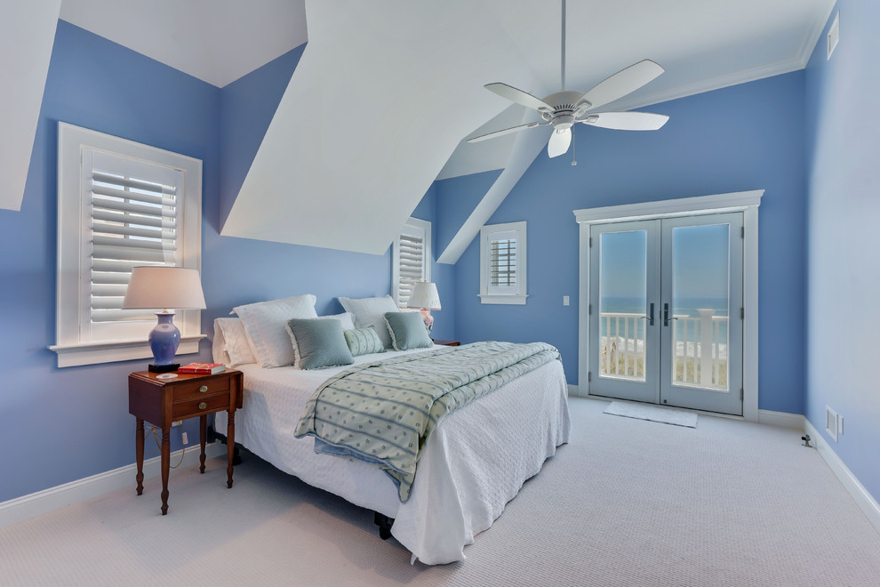 ニューヨークにある中くらいなビーチスタイルのおしゃれな客用寝室 (青い壁、カーペット敷き、グレーの床) のインテリア