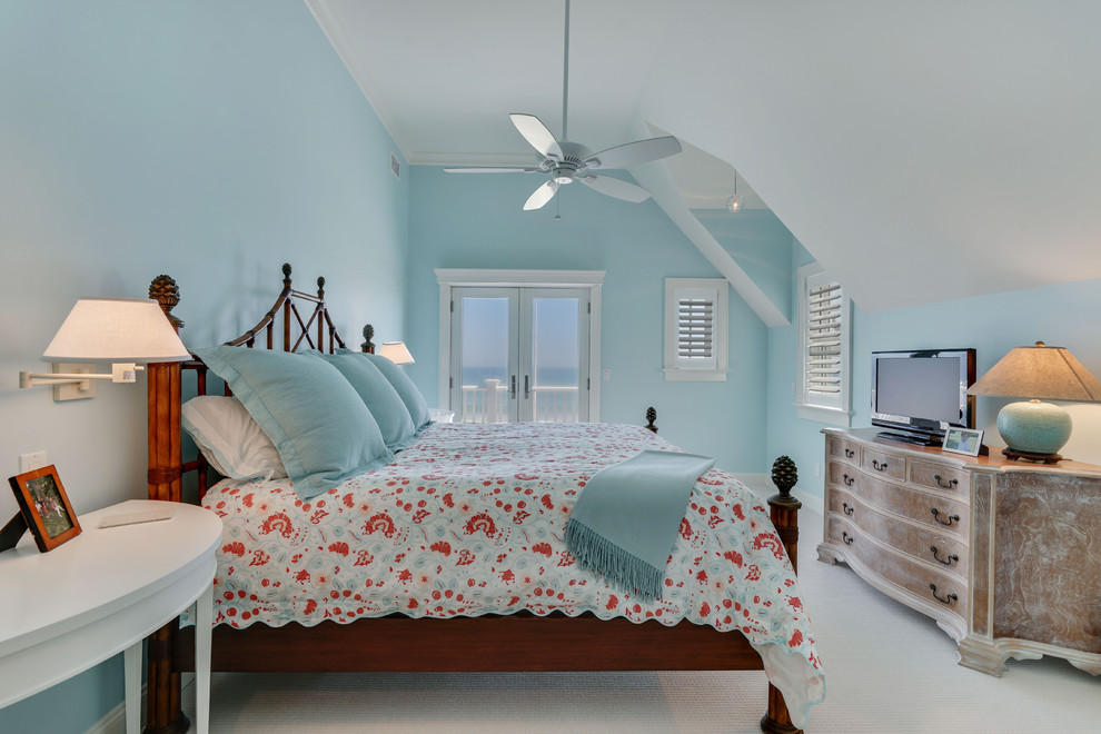 ニューヨークにある中くらいなビーチスタイルのおしゃれな客用寝室 (青い壁、カーペット敷き、ベージュの床) のレイアウト