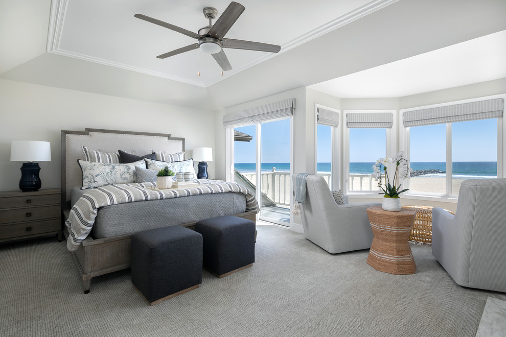 オレンジカウンティにあるビーチスタイルのおしゃれな主寝室 (グレーの壁、カーペット敷き、グレーの床) のレイアウト