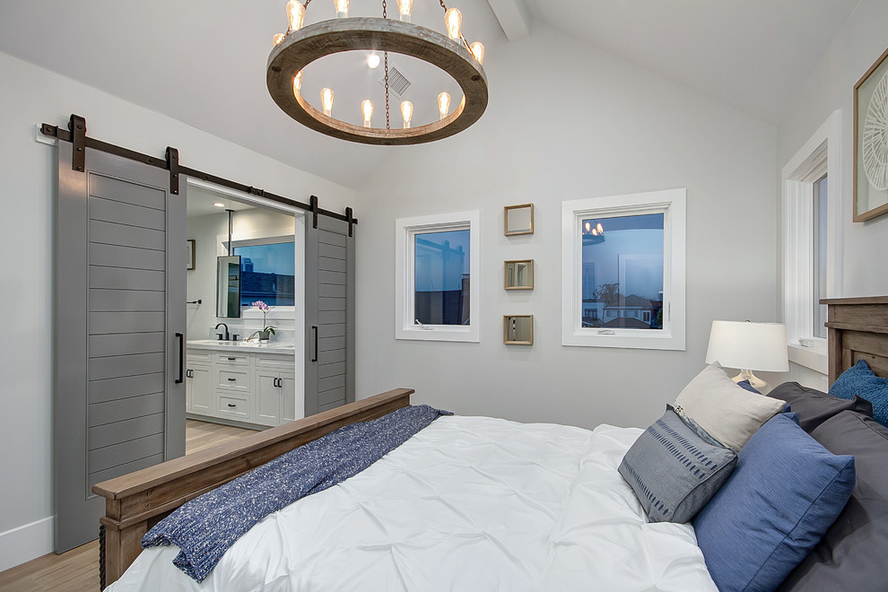 На фото: хозяйская спальня в морском стиле с серыми стенами, полом из керамогранита и коричневым полом без камина