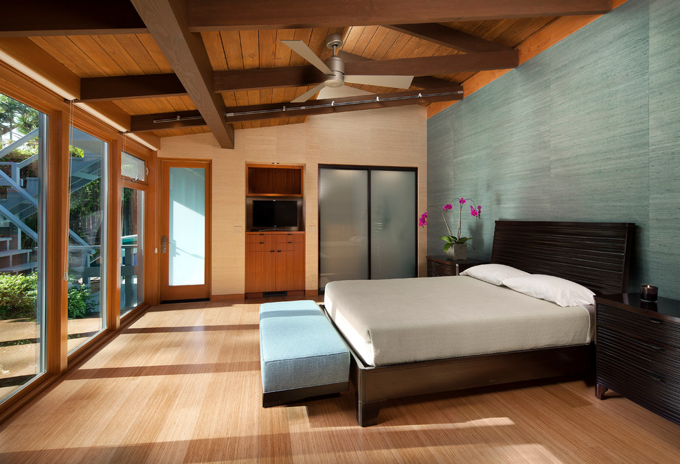 サンタバーバラにある中くらいなモダンスタイルのおしゃれな客用寝室 (青い壁、竹フローリング、暖炉なし) のインテリア