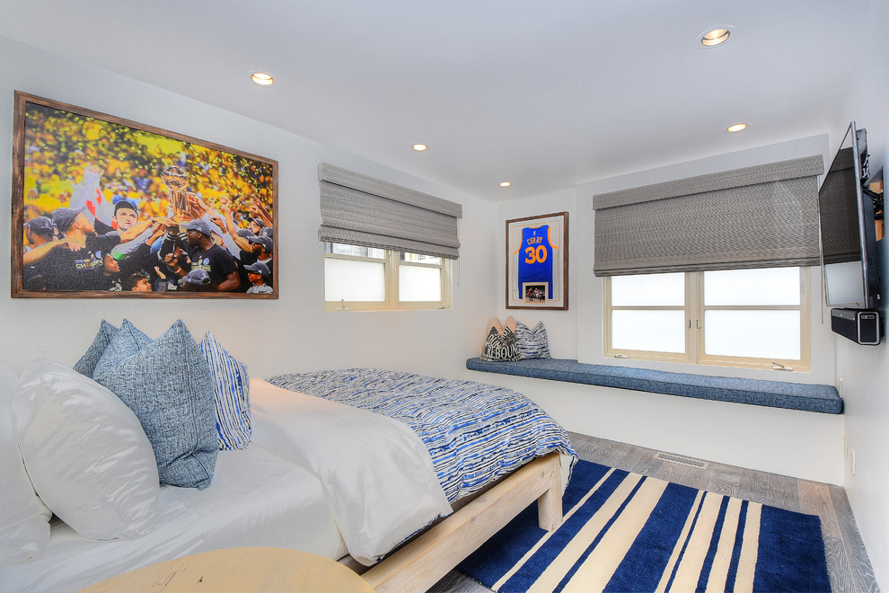 На фото: гостевая спальня (комната для гостей), среднего размера в морском стиле с белыми стенами, полом из керамогранита и серым полом без камина